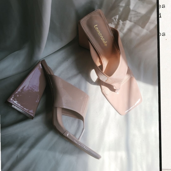 🚨FEW PAIRS LEFT// Nude thong block heel - Picture 5 of 6